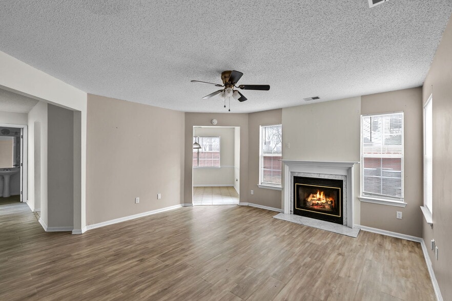 Building Photo - 3136 Sacramento Dr