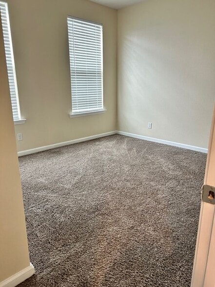 Building Photo - 1805 E Lakeshore Lndg Dr