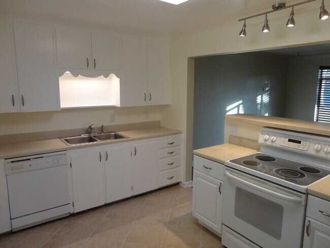 Building Photo - Half Duplex with Central A/C Minutes from ...