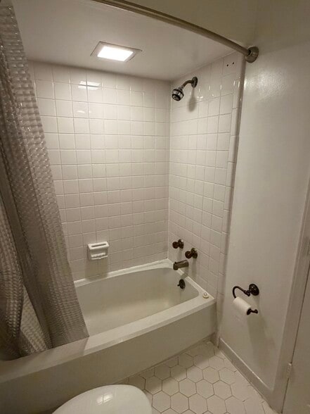 Tub - 1808 Stephens St