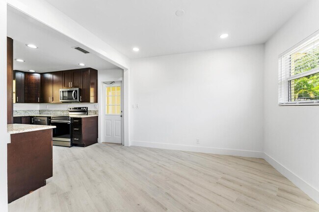 Building Photo - 7531 Edgewater Cir