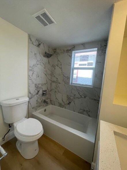 Building Photo - 302 N Tamarind Ave