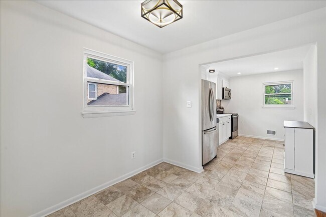 Building Photo - Remodeled in great location! 4 bedrooms 2 FB Walk to Metro