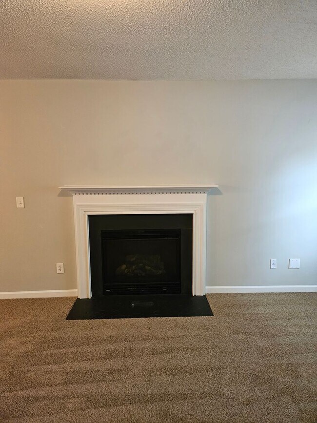 Building Photo - 6188 Glen Way Dr
