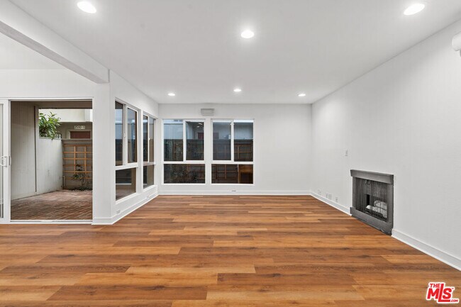 Building Photo - 2508 Arizona Ave