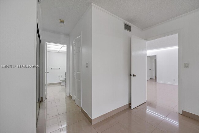 Building Photo - 200 Lakeview Dr