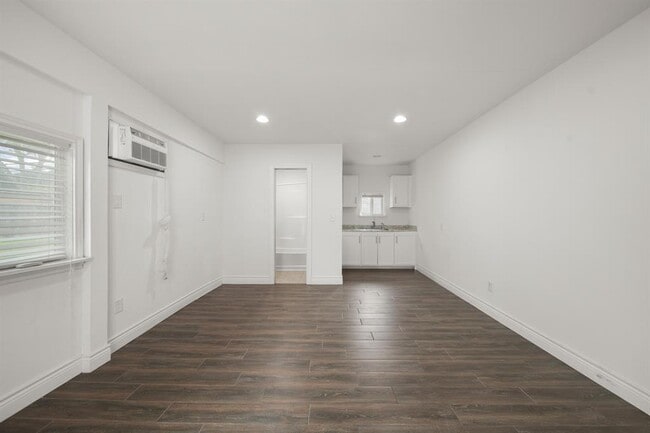 Building Photo - 4427 Sarong Dr