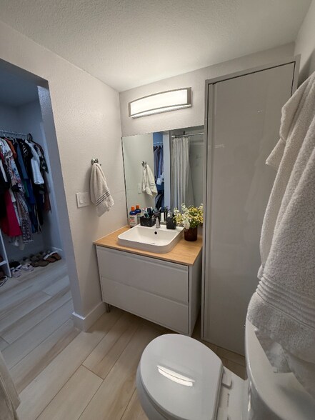 Building Photo - 406 W Azeele St