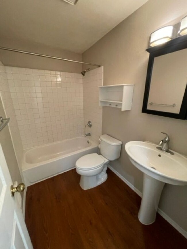 Building Photo - Warm and Cozy 2 bedroom Condo for Rent in ...