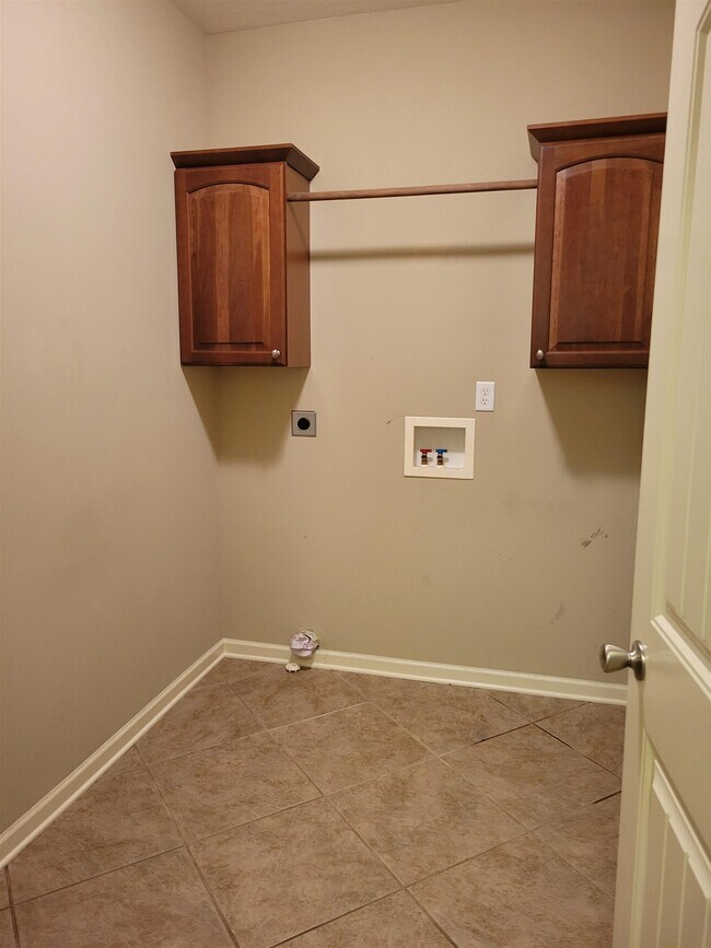 Building Photo - 37 Christmas Dr