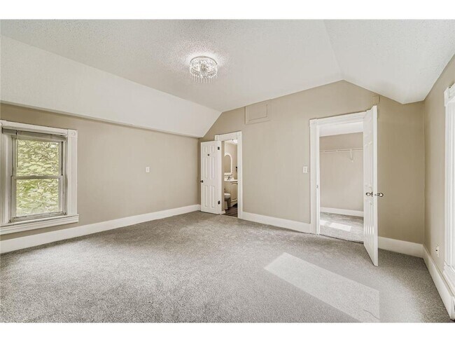 Building Photo - 707 Jenks Ave E