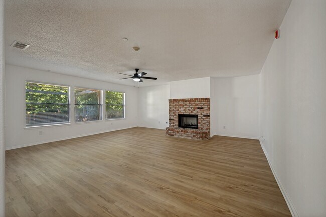 Building Photo - 5518 Heathercrest Dr