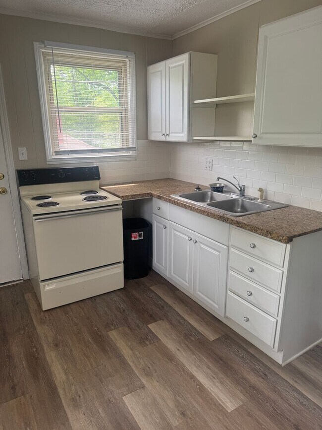 Building Photo - RARE CARSON LANE DUPLEX AVAILABLE