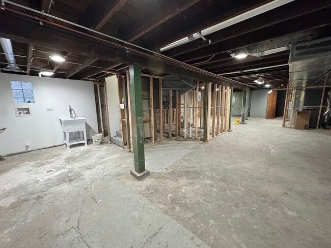 Building Photo - 7812 S Paxton Ave