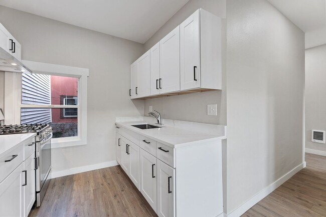 Building Photo - 104 N Killingsworth St