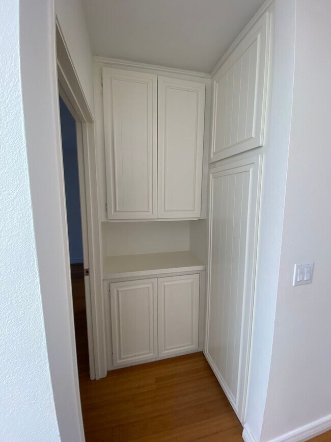 Building Photo - Spacious and Renovated Santa Monica Townhouse - Walker's Paradise 12th and Wilshire!