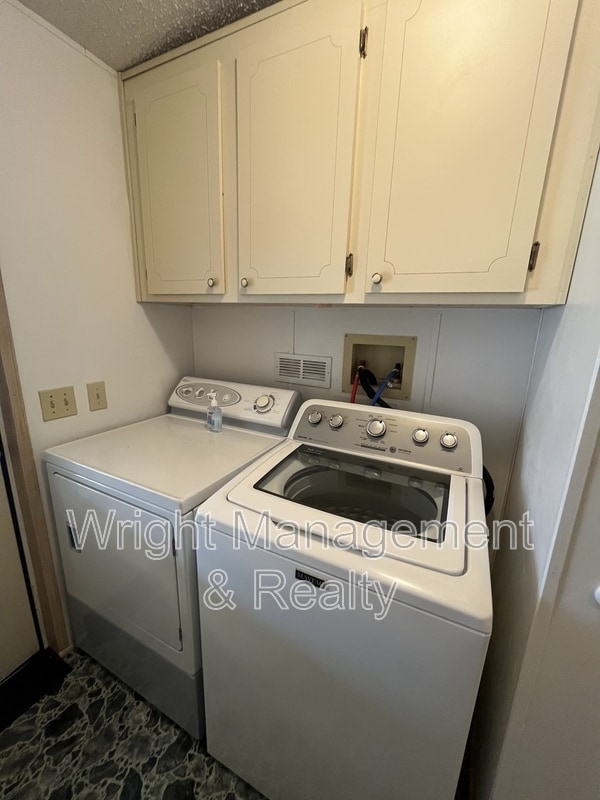 Building Photo - 38202 Woodgate Ln