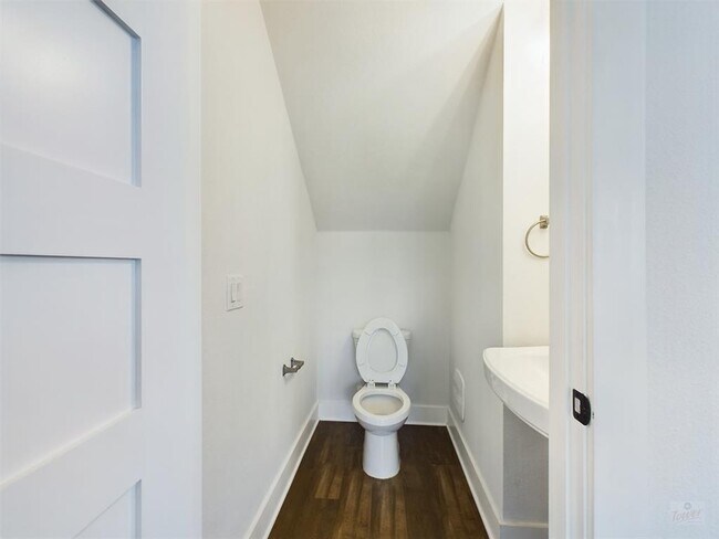 Building Photo - 1402 W 51st St