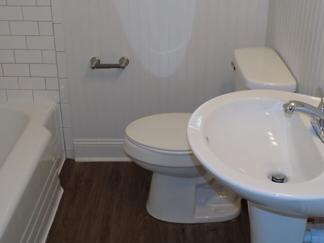 Building Photo - Charming Two Bedroom Duplex in Commonwealth Park!