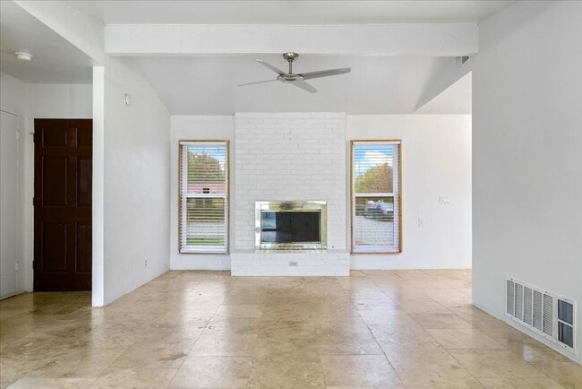 Building Photo - Amazing lot, this 2 bedroom home is updated and move in ready! A must see!