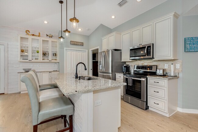 Building Photo - 405 2nd St