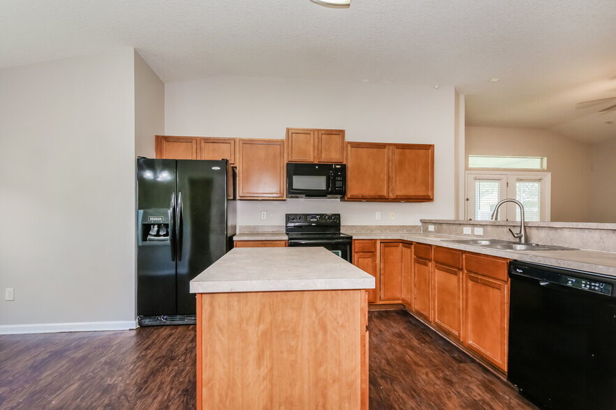 Building Photo - 11505 Oaklawn Rd