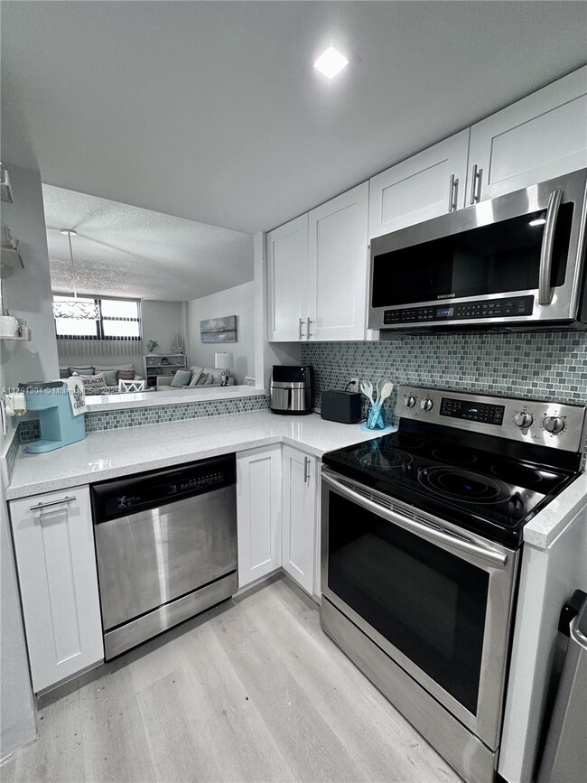 Building Photo - 180 Seaview Ct