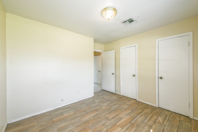 Building Photo - 4710 Wedgewood Dr