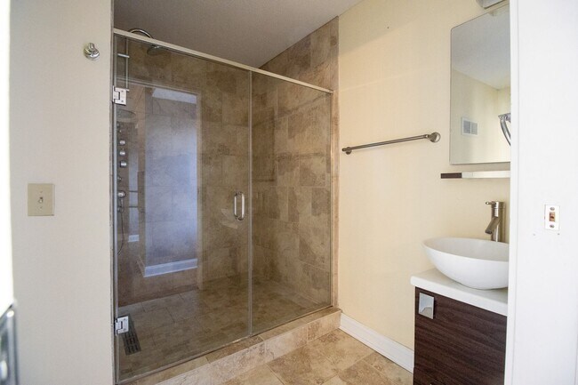 Building Photo - Upscale Luxury Downtown Apartment