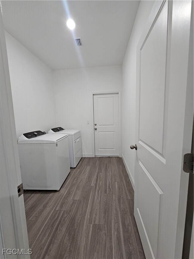 Building Photo - 8059 Sherwood Cir