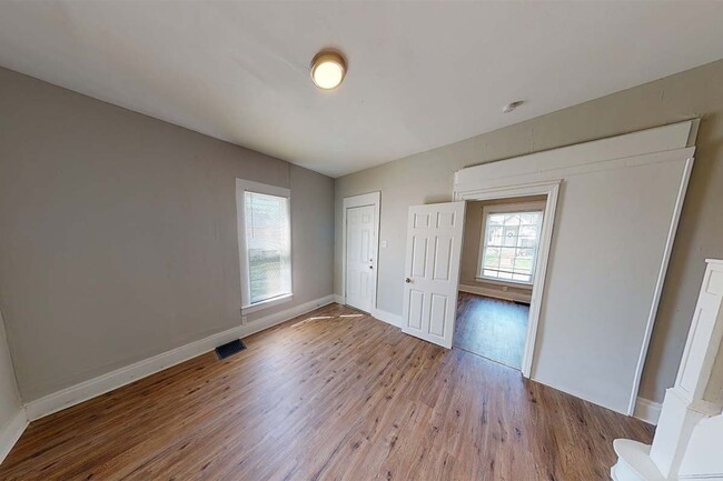 Building Photo - Newly Updated Duplex in Middletown!