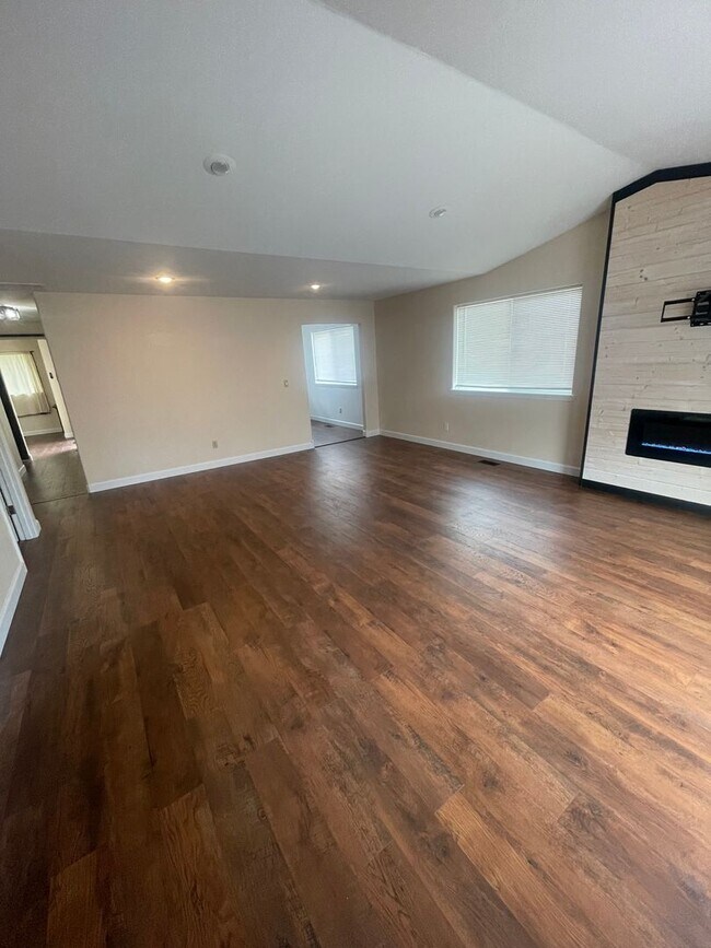 Building Photo - **MOVE IN SPECIAL!** Pet Friendly Charming 3 Bedroom Home with large office!