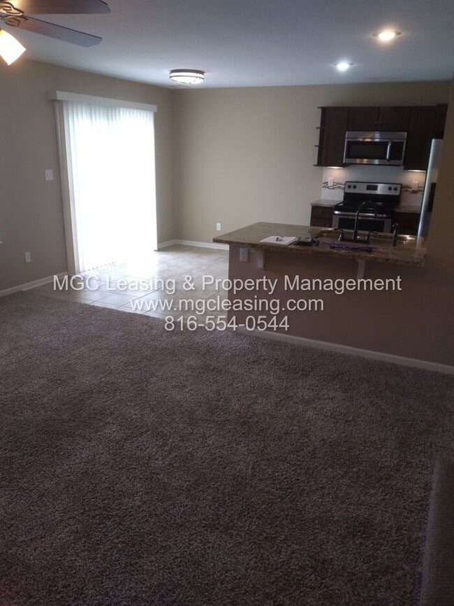 Building Photo - 3 Bedroom Townhome with 2-car Garage - Nor...
