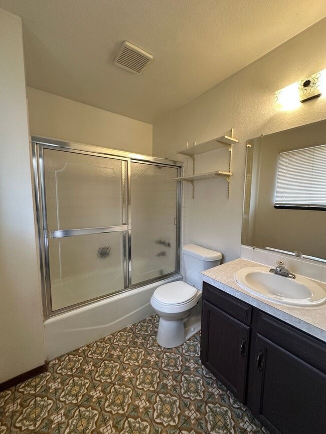 Building Photo - Lovely 4 bedroom house avail now