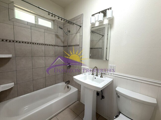 Building Photo - Bright 2 Bed 2 Bath 1,251 Sqft. Fair Oaks Home