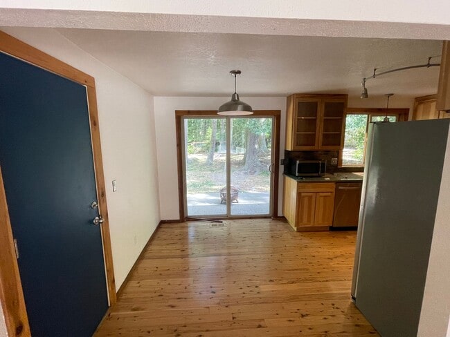 Building Photo - Stunning Home in Private Neighborhood