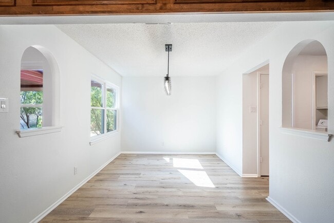 Building Photo - 1523 Doe Ln