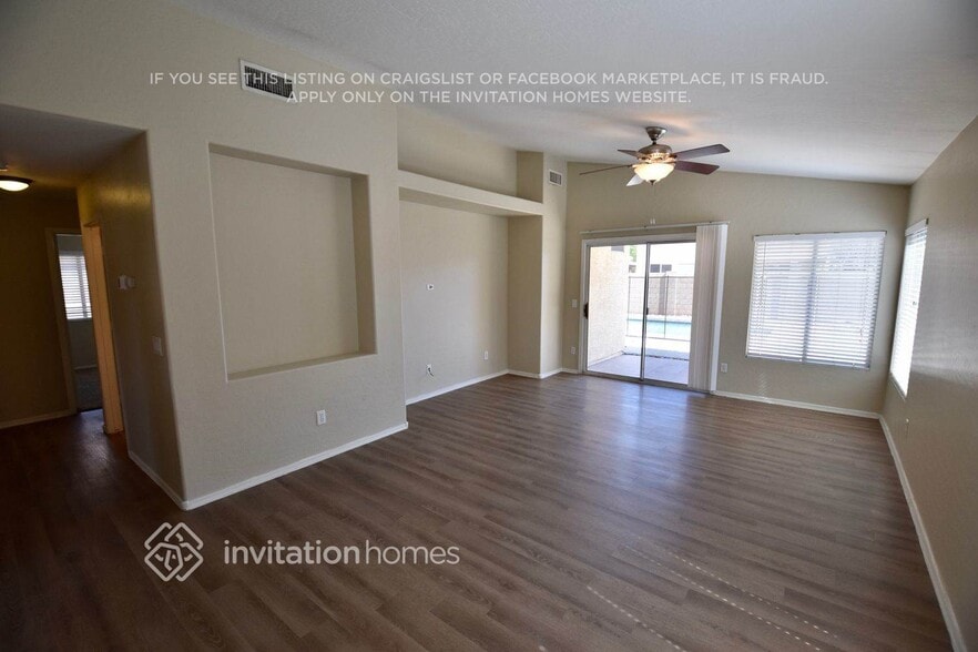 Building Photo - 668 E Cantebria Dr