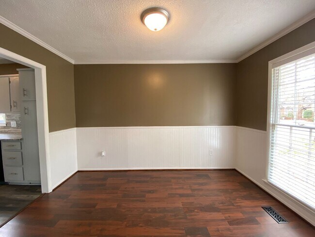 Building Photo - 221 Ridgewood Dr