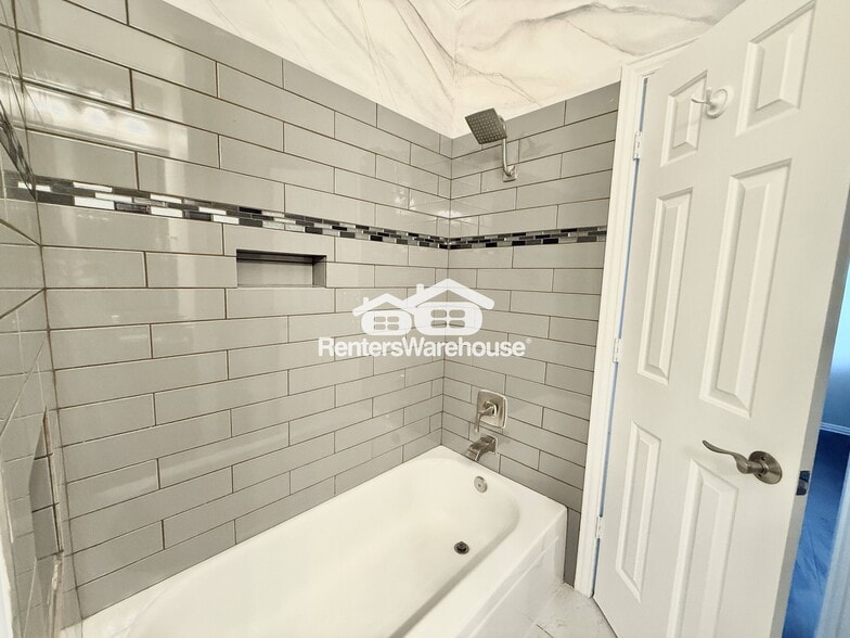 Building Photo - 9120 Nob Hill Dr