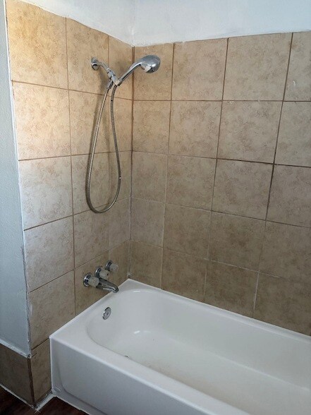 Building Photo - 5782 Belcrest St