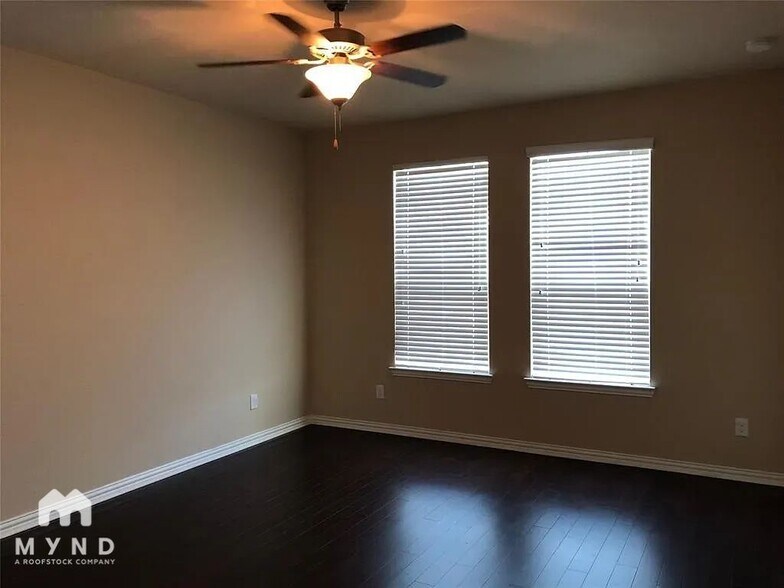 Building Photo - 5813 Valley Haven Way