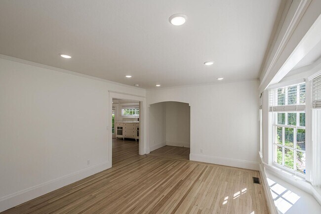 Building Photo - Charming Burlingame Home, 2 Bedroom / 1.5 ...