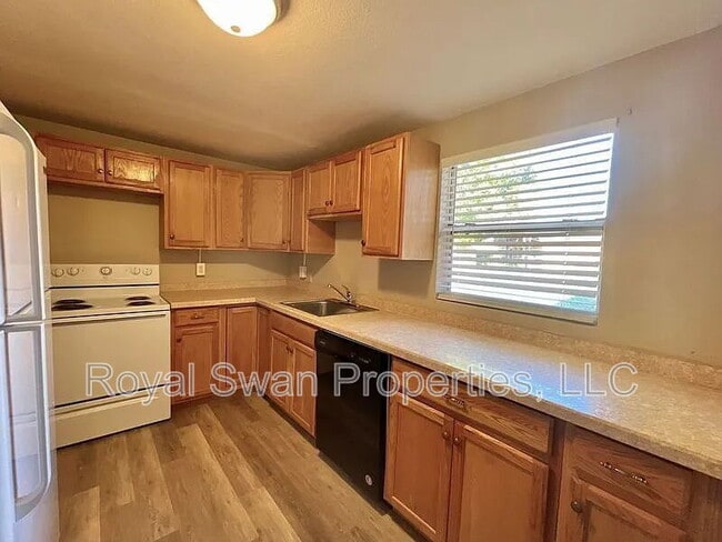 Building Photo - 114 Azalea St