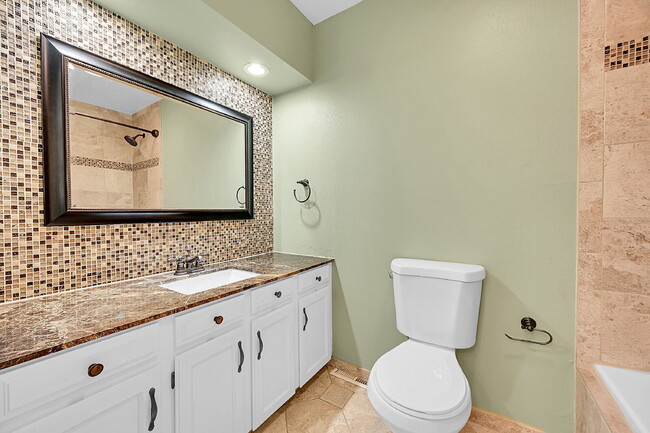 Building Photo - $2,500.00, 2-bed, 2.5 bath located in Denver.