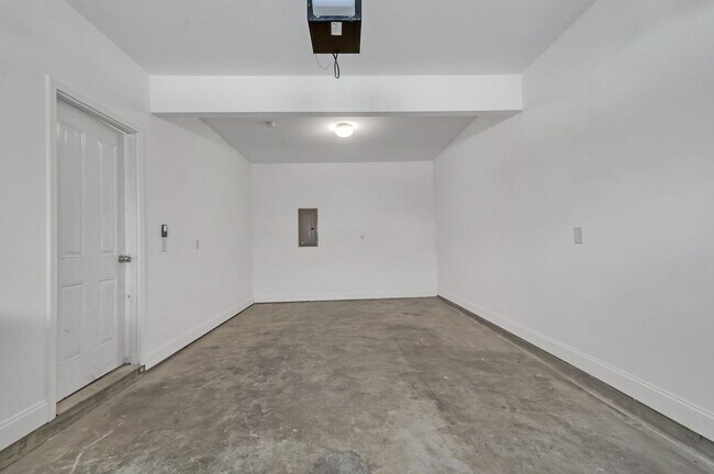 Building Photo - Awesome 3BE/2.5BA home in Bellevue!