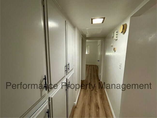 Building Photo - 1001 Nimrod Ct