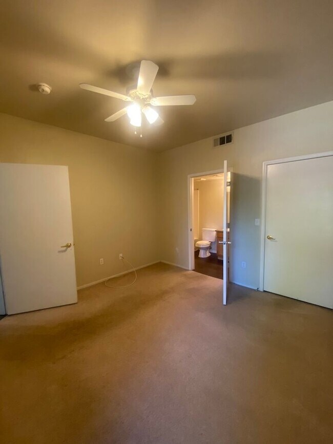Building Photo - Beautiful unfurnished 2 bedroom in the Sou...