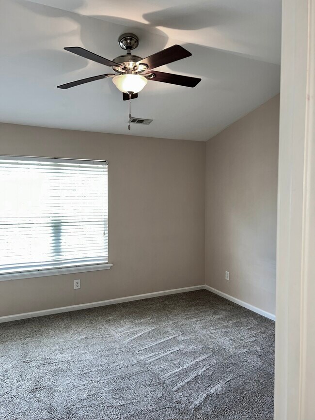 Building Photo - 3569 Draycott Ave