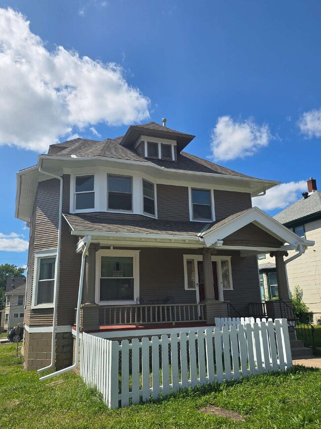 Building Photo - Blackstone Duplex